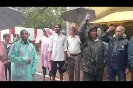 रामटेक: तहसील कार्यालय रामटेक समोर भर पावसात शेतमजूर युनियन व सीआयटीयु चे देशव्यापी संपास जोरदार पाठिंबा देत निदर्शने