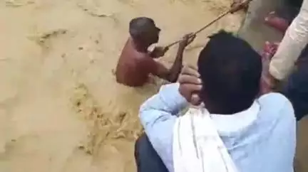 भिनगा: खाकी दास कुट्टी के पास डिप पार करते समय पानी के तेज बहाव में बाइक समेत गिरा चालक, चालक सुरक्षित, बाइक की तलाश जारी