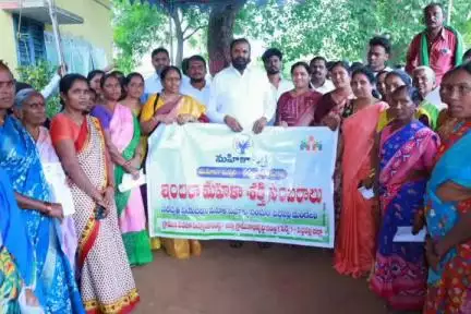 పెద్దపల్లి: పెద్దపెల్లి మండలంలోని పలు గ్రామాలలో ఇందిరమ్మ ఇండ్లకు ముగ్గులు పోసి ప్రోసిడింగ్లు పంపిణీ చేసిన ఎమ్మెల్యే విజయ రమణారావు
