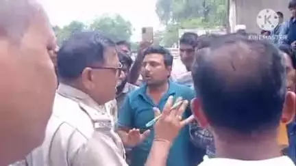 मकराना: गच्छीपुरा थाने के बाहर हेड़ कांस्टेबल के अनुचित व्यवहार से भड़के लोगों ने किया विरोध प्रदर्शन