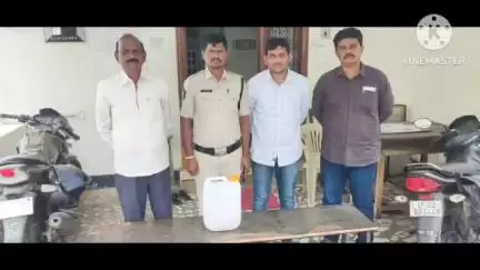 హిందూపురం ఎక్సైజ్ స్టేషన్ పరిధిలో అక్రమమధ్యం మరియు కల్తీకల్లు అమ్ముతున్న ముగ్గురు అరెస్ట్