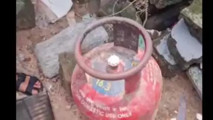 വടകര: താഴെയങ്ങാടിയിൽ പാചകത്തിനിടെ ഗ്യാസ് സിലിണ്ടറിൽ നിന്ന് തീ പടർന്ന് വീടിന് തീപിടിച്ചു, വൻ നാശനഷ്ടം