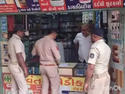 માંગરોળ: વાંકલ ગામે વિવિધ મેડિકલ સ્ટોર પર પ્રિસ્ક્રિપ્શન વગર આલ્પાઝોલ કોડીન કફ સીરપ વગેરે દવાના વેચાણ અંગે પોલીસ દ્વારા તપાસ કરાઈ