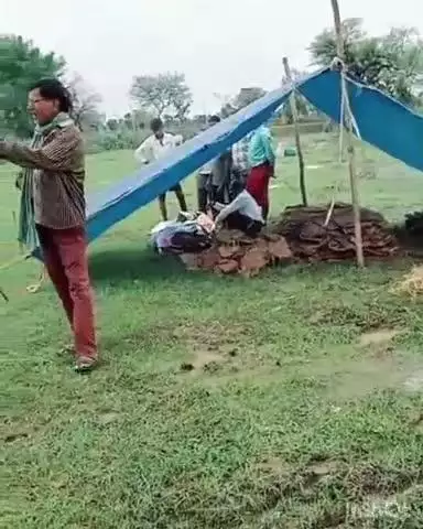 बेमेतरा: नवागढ़ ब्लाक के मनोधरपुर में मानवीयता हुई शर्मशार, टीन शेड न होने से बरसती बारिश में हुआ महिला का अंतिम संस्कार