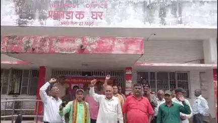 अमेठी: ग्रामीण डाक सेवकों की हड़ताल से ठप पड़ी डाक सेवाएं, पुरानी पेंशन और आठ घंटे कार्य समय की मांग
