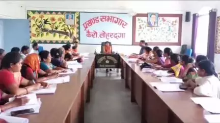 कैरो: कैरो प्रखंड कार्यालय में बीडीओ की अध्यक्षता में बीएलओ व पर्यवेक्षकों की बैठक, बूथ और मूलभूत सुविधा पर हुई चर्चा