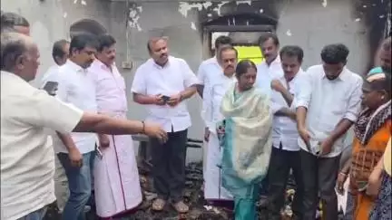 ஆனைமலை: தெற்கு தெருவில் தீப்பற்றி எரிந்த வீட்டினை எம்பி ஈஸ்வர சாமி நேரில் ஆய்வு