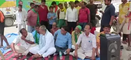 पकड़ी दयाल: चोरमा चौक पर राजद कार्यकर्ताओं ने सड़क जामकर मतदाता पुनरीक्षण अभियान के विरोध में किया प्रदर्शन