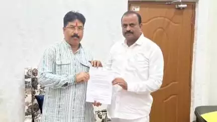 ବରଗଡ: ଜୀରା ନଦୀରେ STP ନିର୍ମାଣ ପାଇଁ ବରଗଡ଼ ବିଧାୟକ ଗୃହ ଓ ନଗର ଉନ୍ନୟନ ମନ୍ତ୍ରୀଙ୍କୁ ତାଙ୍କ କାର୍ଯ୍ୟାଳୟରେ ପ୍ରଦାନ କଲେ ଦାବିପତ୍ର