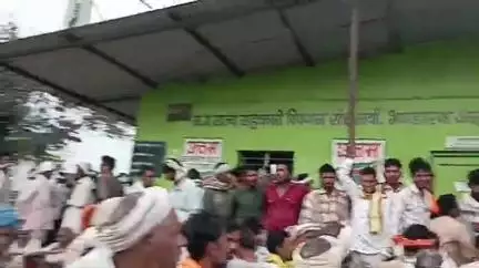 सेंधवा: किसान संघ ने खाद्य वितरण केंद्र की तालाबंदी की चेतावनी दी, सेंधवा में 15 दिन से किसान परेशान