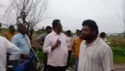 ఖానాపూర్: స్కూల్ బస్సు అదుపుతప్పి చెట్టును ఢీకొన్న ఘటనలో పలువురు విద్యార్థులకు స్వల్ప గాయాలు, ఆసుపత్రికి తరలింపు