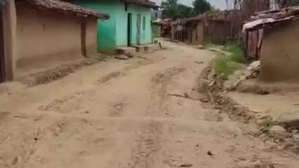 दुधि: बीडर गांव में बावन झरिया से जोड़ने वाली लिंक मार्ग जर्जर, ग्रामीणों ने प्रदर्शन कर सड़क मरम्मत की उठाई मांग