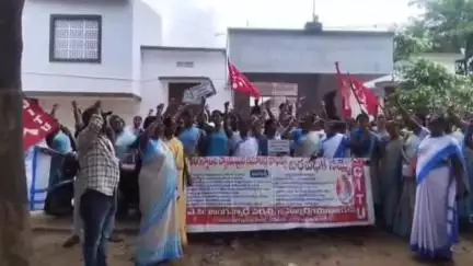రౌతులపూడి కేంద్ర ప్రభుత్వం ప్రవేశపెడుతున్న నాలుగు యాక్టును రద్దు చేయాలంటూ సిఐటియు అంగన్వాడి ఉద్యోగులు నిరసన