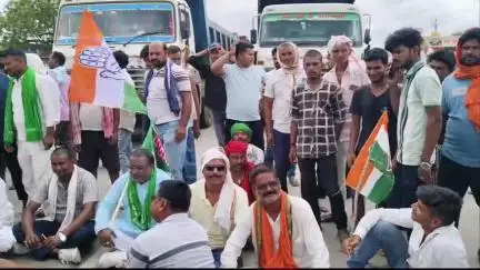 कोईलवर: चुनाव आयोग के खिलाफ बिहार बंद के दौरान कायमनगर में हुआ चक्का जाम