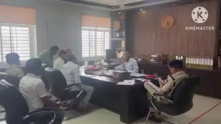 आगर: सड़क सुरक्षा समिति की बैठक आयोजित, कलेक्टर ने बड़ौद रोड चौराहे से अतिक्रमण हटाने के दिए निर्देश