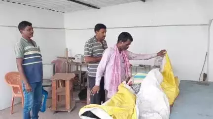 लोहरदगा: रेलवे फाटक के पास मिले अधेड़ के शव की हुई शिनाख्त, पुलिस ने शव परिजनों को सौंपा