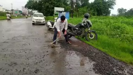 खालापूर: आंजरून  गावानजीक रस्त्यावरील पडलेले खडी नागरिकांनी केली बाजूला