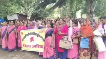 बांधवगढ़: आंगनबाड़ी कार्यकर्ता एवं सहायिका यूनियन संघ ने 16 सूत्री मांगों को लेकर PM, CM के नाम कलेक्टर को ज्ञापन सौंपा