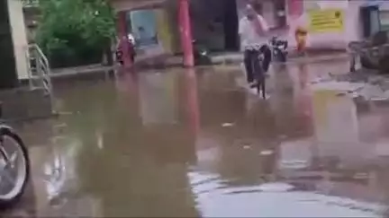 मिल्कीपुर: सीएचसी खण्डासा में पहली बारिश में जल जमाव, अस्पताल के कर्मचारियों, मरीजों और तीमारदारों को हो रही परेशानी