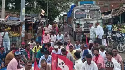 बिरनी: भारत बंद का असर बिरनी में भी दिखा, भाकपा माले ने रांची-देवघर मुख्य मार्ग किया जाम