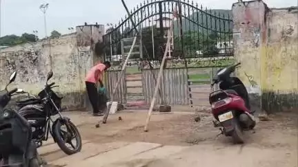 పట్టణంలోని రాజా మైదానం ప్రవేశ ద్వారంలో కొత్త గేటు ఏర్పాటు, పబ్లిక్ యాప్ కథనానికి స్పందన #localissue