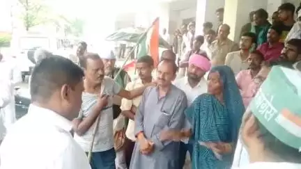 मऊरानीपुर :भटपुरा के माजरा फूलपुरा में सड़क की समस्या को लेकर आज तहसील परिसर में भटपुरा के लोगों ने धरना प्रदर्शन दिया