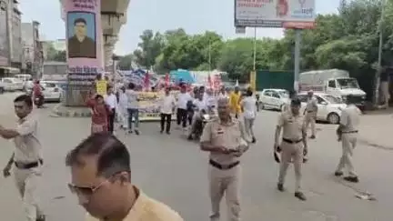 बहादुरगढ़: विभिन्न मांगों को लेकर बहादुरगढ़ में कई यूनियनों से जुड़े कर्मचारियों ने शहर में प्रदर्शन कर जताया रोष