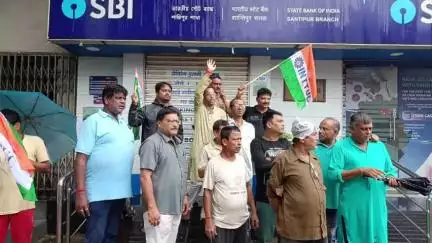 শান্তিপুর: বাম শ্রমিক সংগঠনের ধর্মঘটের বিরোধিতা করে INTTUC জেলা সভাপতি সনৎ চক্রবর্তীর নেতৃত্বে খোলা হল শান্তিপুর SBI এর গেট