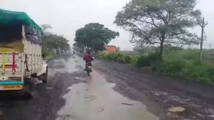 मुलताई: मुलताई में करोड़ों की लागत से बनने वाली सड़क अधूरी,विभाग मौ, ठेकेदार लापरवाह किसान राहगीर परेशान#jansamasya