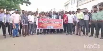 ಹಾಸನ: ವಿವಿಧ ಬೇಡಿಕೆಗಳ ಈಡೇರಿಕೆಗೆ ಆಗ್ರಹಿಸಿ ಡಿ.ಸಿ ಕಚೇರಿ ಎದುರು ರಾಜ್ಯ ಔಷಧ ಮತ್ತು ಮಾರಾಟ ಪ್ರತಿನಿಧಿಗಳ ಸಂಘದಿಂದ ಪ್ರತಿಭಟನೆ