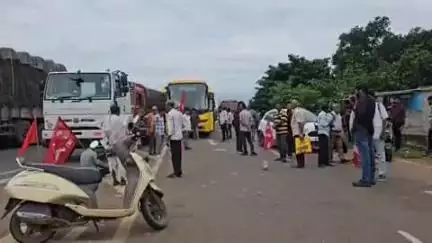 ବାଣପୁର: ରାସ୍ତା ରୋକ ଯୋଗୁଁ ଚଣ୍ଡେଶ୍ୱର ପର୍ଯ୍ୟନ୍ତ ଲମ୍ବି ରହିଲା ଗାଡି ମୋଟର, ଲୋକେ ହନ୍ତ ସନ୍ତ।