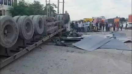 औरंगाबाद: शहर के ओवरब्रिज के समीप ट्रेलर पलटने से युवक घायल, बेहतर इलाज के लिए किया गया रेफर