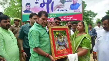बदलापुर: शाहपुर पीली नदी किनारे 'एक पेड़ मां के नाम' अभियान के तहत नगर विकास मंत्री ने किया वृक्षारोपण