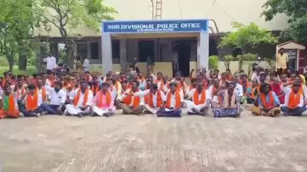 ఎమ్మిగనూరు: ఎమ్మిగనూరు DSP కార్యాలయం ఎదుట ధర్నా చేపట్టిన వాల్మీకి నాయకులు..పెద్దకడబూరు మండలం హెచ్.మురవణి గ్రామంలో మొహరంలో ఘర్షణ...