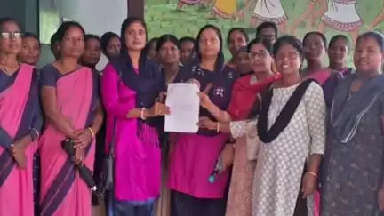 मांडर: विभिन्न मांगों को लेकर आंगनबाड़ी सेविकाओं ने BDO को ज्ञापन सौंपा