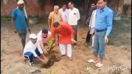 रामनगर: रामनगर ब्लॉक में ब्लॉक प्रमुख संजय तिवारी और बीडीओ द्वारा आज पौधरोपण कार्यक्रम किया गया