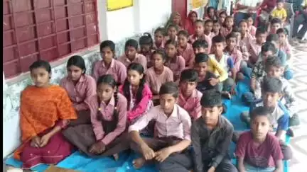 नौतनवा: कम्पोजिट विद्यालय सेवतरी में बाल विवाह और बाल श्रम के खिलाफ आयोजित की गई कार्यशाला