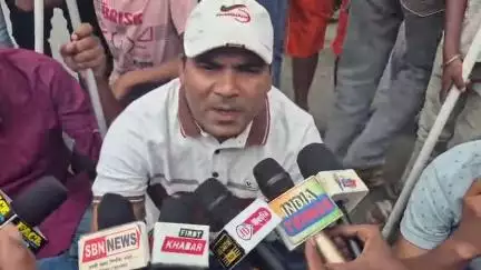 महागठबंधन और ट्रेड यूनियनों के द्वारा आहूत आम हड़ताल के दौरान मीडिया को संबोधित करते एआईएसएफ के राष्ट्रीय सचिव अमीन हमजा