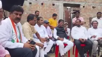 पूर्णिया पूर्व: झारखंड के पूर्व मंत्री बंधु तिर्की अपनी टीम के साथ टेटगामा गांव पहुंचे, परिवारों से ली जानकारी