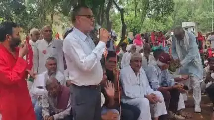 भिवानी में  केद्रीय ट्रेड यूनियनों  द्वारा आयोजित हड़ताल पर नेहरु पार्क में  सभा में  बोलते हुए  सीपीआई एम नेता का ० ओम