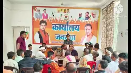 पिछोर: पिछोर नगर के जनसेवा कार्यालय में जनसुनवाई, क्षेत्रीय विधायक ने लोगों की समस्याओं का किया समाधान
