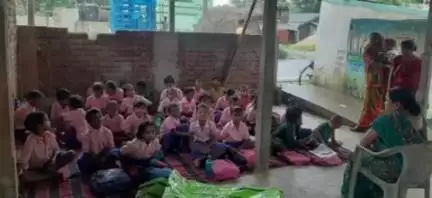 पटमदा: पटमदा के बिड़रा में जर्जर विद्यालय भवन का बारिश से बुरा हाल, शेड में पढ़ रहे बच्चे