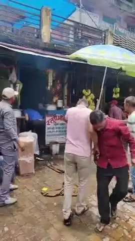 कर्णप्रयाग: कर्णप्रयाग में चाय की दुकान में अचानक भड़की आग, आस-पास मची अफरा-तफरी, लोगों की उमड़ी भीड़