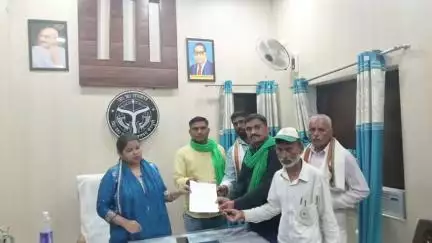 करहल: भारतीय किसान यूनियन टिकैत के पदाधिकारी ने पांच सूत्री मांगों को लेकर खंड विकास अधिकारी को ज्ञापन दिया