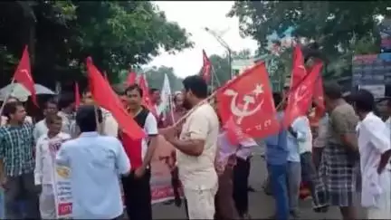 কেতুগ্রাম ১: দেশব্যাপী সাধারণ ধর্মঘটকে সফল করত কেতুগ্রামের কোমরপুরে রাস্তায় নামলো সিপিআইএমের নেতাকর্মীরা