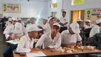 बहराइच: महाराजसिंह इंटर कॉलेज में तोड़फोड़ के जोड़ विषय पर आयोजित कार्यशाला में बस के ज़रिये मशीन विषयों की दी गई जानकारी