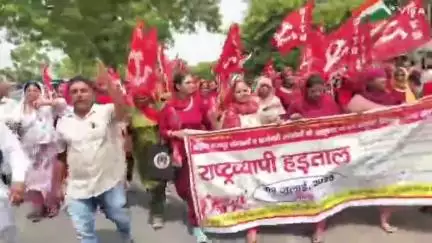जींद: जींद शहर में राष्ट्रव्यापी हड़ताल के दौरान मजदूरों, किसानों और कर्मचारियों का संयुक्त विरोध प्रदर्शन