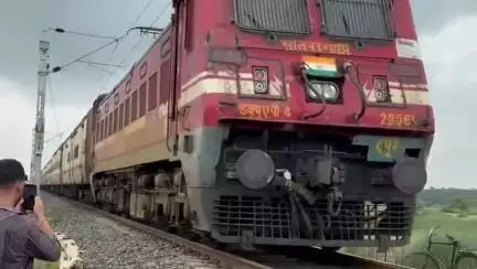 गोड्डा: पैरडीह में रेलवे फाटक की मांग को लेकर ग्रामीण एकजुट, पोड़ैयाहाट विधायक प्रदीप यादव पैरडीह पहुंचे