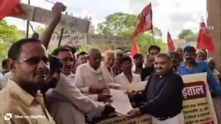 कुचामन सिटी: स्मार्ट मीटर को लेकर कामरेड नेताओं ने ADM कार्यालय के बाहर किया विरोध प्रदर्शन, स्मार्ट मीटर में भ्रष्टाचार का आरोप