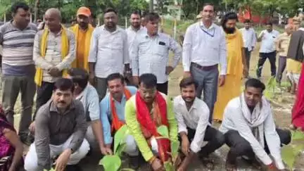 मिल्कीपुर: वृक्षारोपण महा अभियान के तहत कृषि विवि कुमारगंज समेत कई जगहों पर हुआ वृक्षारोपण, विधायक ने भखौली में लगाया पौधा